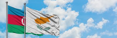 Azerbaycan ve Kıbrıs bayrağı havada havada sallanıyor. Diplomasi kavramı, uluslararası ilişkiler.