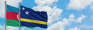 Azerbaycan ve Curacao bayrağı havada havada sallanıyor lar. Diplomasi kavramı, uluslararası ilişkiler.