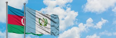 Azerbaycan ve Guatemala bayrağı havada havada sallanıyor. Diplomasi kavramı, uluslararası ilişkiler.