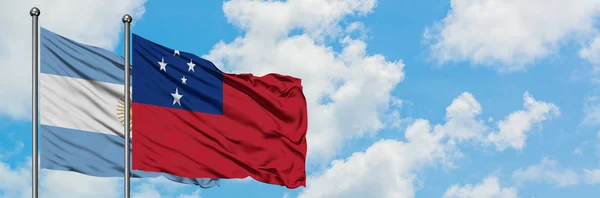 Argentinien und Samoa-Flagge wehen gemeinsam im Wind gegen den wolkenverhangenen blauen Himmel. Diplomatie-Konzept, internationale Beziehungen. — Stockfoto