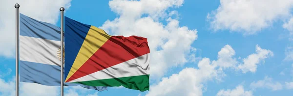 Argentina e Seychelles sventolano insieme la bandiera contro il bianco cielo azzurro nuvoloso. Concetto di diplomazia, relazioni internazionali . — Foto Stock