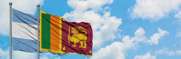 Argentiniens und Sri Lankas Flagge weht gemeinsam im Wind gegen den wolkenverhangenen blauen Himmel. Diplomatie-Konzept, internationale Beziehungen. — Stockfoto