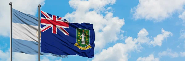 Bandeira da Argentina e Ilhas Virgens Britânicas agitando no vento contra o céu azul nublado branco juntos. Conceito de diplomacia, relações internacionais . — Fotografia de Stock