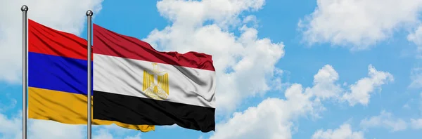 Bandera de Armenia y Egipto ondeando en el viento contra el cielo azul nublado blanco juntos. Concepto diplomático, relaciones internacionales . — Foto de Stock