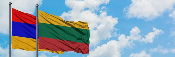 Bandera de Armenia y Lituania ondeando en el viento contra el cielo azul nublado blanco juntos. Concepto diplomático, relaciones internacionales . — Foto de Stock