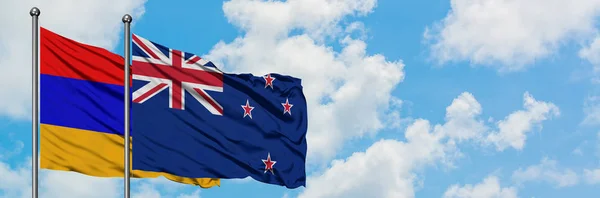 亚美尼亚和新西兰国旗在风中飘扬，共同面对白泛蓝天。外交概念、国际关系. — 图库照片