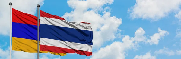 Флаг Армении и Таиланда вместе размахивает ветром против белого облачного голубого неба. Концепция дипломатии, международные отношения . — стоковое фото