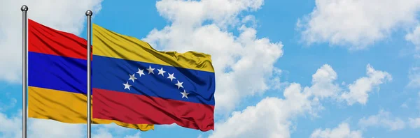 Вірменія і Венесуела мають прапор, який розмахував вітром від білого хмарного блакитного неба. Концепція дипломатії, міжнародні відносини. — стокове фото