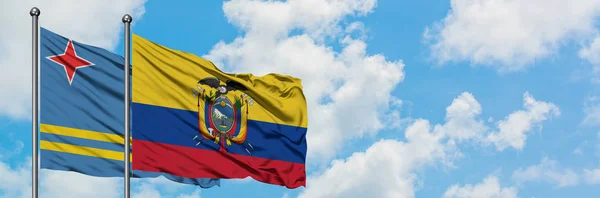 Bandera de Aruba y Ecuador ondeando en el viento contra el cielo azul nublado blanco juntos. Concepto diplomático, relaciones internacionales . — Foto de Stock