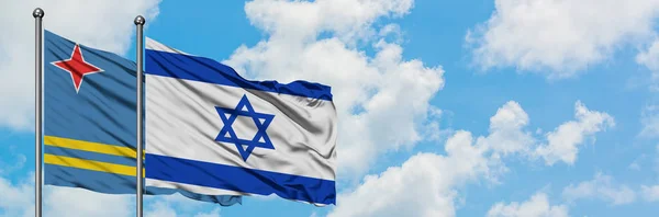 Aruba und israel flag wehen gemeinsam im Wind vor weißem wolkenblauem Himmel. Diplomatie-Konzept, internationale Beziehungen. — Stockfoto