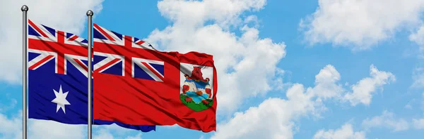 澳大利亚和百慕大国旗在风中飘扬，共同面对白云蓝天。外交概念、国际关系. — 图库照片