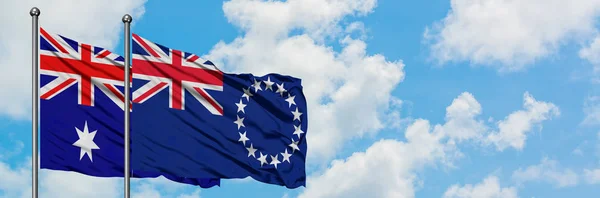 Ausztrália és Cook-szigetek zászló integetett a szél ellen, fehér felhős kék ég együtt. Diplomáciai koncepció, nemzetközi kapcsolatok. — Stock Fotó