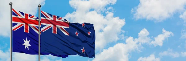澳大利亚和新西兰国旗在风中飘扬，与白云蓝天相一起。外交概念、国际关系. — 图库照片