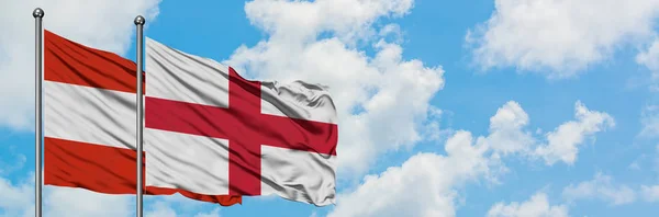 Vlajka Rakouska a Anglie mávajících větrem proti bílé zatažené modré obloze. Diplomacie, mezinárodní vztahy. — Stock fotografie