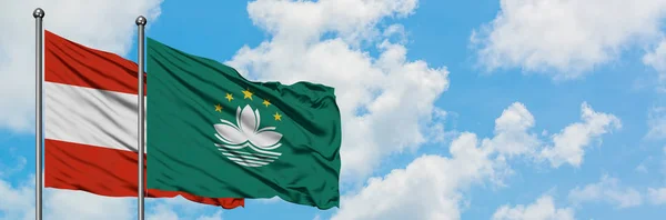 Bandera de Austria y Macao ondeando en el viento contra el cielo azul nublado blanco juntos. Concepto diplomático, relaciones internacionales . —  Fotos de Stock