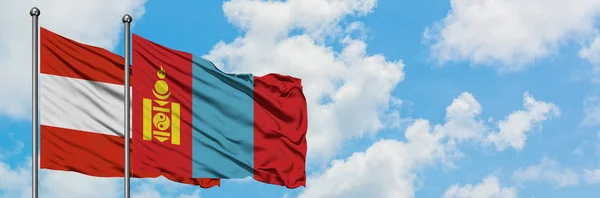 Drapeau de l'Autriche et de la Mongolie agitant dans le vent contre ciel bleu nuageux blanc ensemble. Concept de diplomatie, relations internationales . — Photo