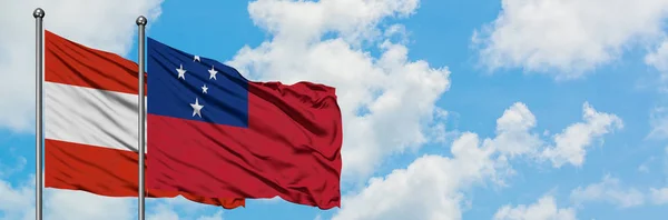 Австрія і прапор Самоа розмахуючи в вітру проти білого хмарного синього неба разом. Концепція дипломатії, міжнародні відносини. — стокове фото