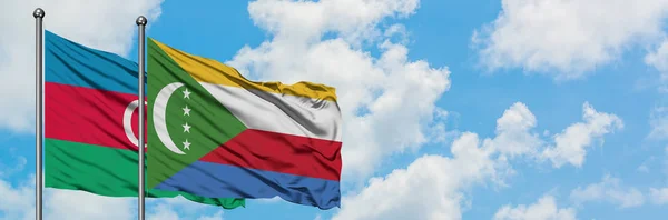 Bandera de Azerbaiyán y Comoras ondeando en el viento contra el cielo azul nublado blanco juntos. Concepto diplomático, relaciones internacionales . — Foto de Stock