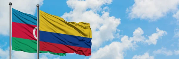 Η σημαία του Αζερμπαϊτζάν και της Κολομβίας κουνώντας τον άνεμο εναντίον του λευκού νεφελώδη μπλε ουρανού μαζί. Φιλοσοφία της διπλωματίας, διεθνείς σχέσεις. — Φωτογραφία Αρχείου