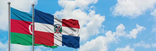 Bandera de Azerbaiyán y República Dominicana ondeando en el viento contra el cielo azul nublado blanco juntos. Concepto diplomático, relaciones internacionales . — Foto de Stock