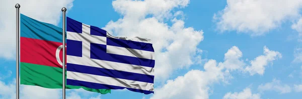 Bandera de Azerbaiyán y Grecia ondeando en el viento contra el cielo azul nublado blanco juntos. Concepto diplomático, relaciones internacionales . — Foto de Stock