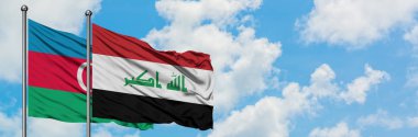 Azerbaycan ve Irak bayrağı havada havada sallanıyor. Diplomasi kavramı, uluslararası ilişkiler.