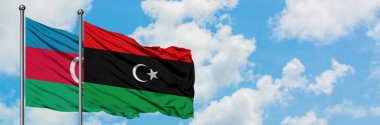 Azerbaycan ve Libya bayrağı havada havada sallanıyor. Diplomasi kavramı, uluslararası ilişkiler.