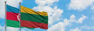 Azerbaycan ve Litvanya bayrağı havada havada sallanıyor. Diplomasi kavramı, uluslararası ilişkiler.