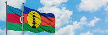 Azerbaycan ve Yeni Kaledonya bayrağı havada havada sallanıyor. Diplomasi kavramı, uluslararası ilişkiler.