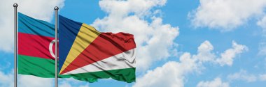 Azerbaycan ve Seyşeller bayrağı havada havada sallayarak beyaz bulutlu mavi gökyüzüne karşı birlikte sallanıyorlar. Diplomasi kavramı, uluslararası ilişkiler.