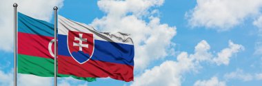 Azerbaycan ve Slovakya bayrağı havada havada sallayarak beyaz bulutlu mavi gökyüzüne karşı birlikte. Diplomasi kavramı, uluslararası ilişkiler.