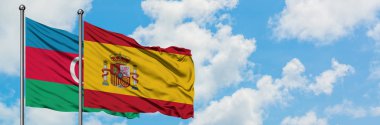 Azerbaycan ve İspanya bayrağı havada havada sallanıyor. Diplomasi kavramı, uluslararası ilişkiler.