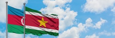 Azerbaycan ve Surinam bayrağı havada havada sallanıyor. Diplomasi kavramı, uluslararası ilişkiler.