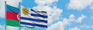 Azerbaycan ve Uruguay bayrağı havada havada sallanıyor. Diplomasi kavramı, uluslararası ilişkiler.