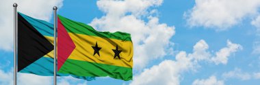Bahamalar ve Sao Tome ve Principe bayrağı birlikte beyaz bulutlu mavi gökyüzüne karşı rüzgarda sallayarak. Diplomasi kavramı, uluslararası ilişkiler.
