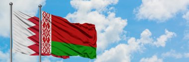 Bahreyn ve Beyaz Rusya bayrağı birlikte beyaz bulutlu mavi gökyüzüne karşı rüzgarda sallayarak. Diplomasi kavramı, uluslararası ilişkiler.