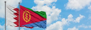 Bahreyn ve Eritre bayrağı birlikte beyaz bulutlu mavi gökyüzüne karşı rüzgarda sallayarak. Diplomasi kavramı, uluslararası ilişkiler.