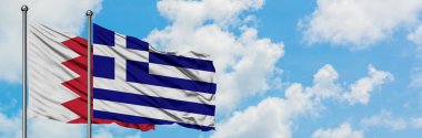 Bahreyn ve Yunanistan bayrağı birlikte beyaz bulutlu mavi gökyüzüne karşı rüzgarsal sallayarak. Diplomasi kavramı, uluslararası ilişkiler.