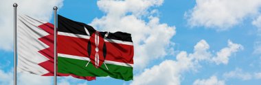 Bahreyn ve Kenya bayrağı birlikte beyaz bulutlu mavi gökyüzüne karşı rüzgarda sallayarak. Diplomasi kavramı, uluslararası ilişkiler.