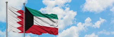 Bahreyn ve Kuveyt bayrağı birlikte beyaz bulutlu mavi gökyüzüne karşı rüzgarsal sallayarak. Diplomasi kavramı, uluslararası ilişkiler.