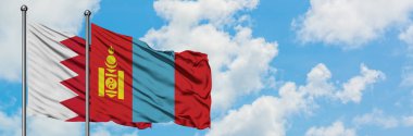 Bahreyn ve Moğolistan bayrağı birlikte beyaz bulutlu mavi gökyüzüne karşı rüzgarda sallayarak. Diplomasi kavramı, uluslararası ilişkiler.