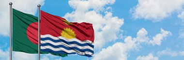 Bangladeş ve Kiribati bayrağı birlikte beyaz bulutlu mavi gökyüzüne karşı rüzgarda sallayarak. Diplomasi kavramı, uluslararası ilişkiler.