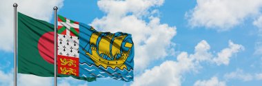 Bangladeş ve Saint Pierre ve Miquelon bayrağı birlikte beyaz bulutlu mavi gökyüzüne karşı rüzgarda sallayarak. Diplomasi kavramı, uluslararası ilişkiler.