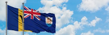 Barbados ve Anguilla bayrağı birlikte beyaz bulutlu mavi gökyüzüne karşı rüzgarda sallayarak. Diplomasi kavramı, uluslararası ilişkiler.