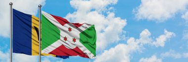 Barbados ve Burundi bayrağı birlikte beyaz bulutlu mavi gökyüzüne karşı rüzgarda sallayarak. Diplomasi kavramı, uluslararası ilişkiler.