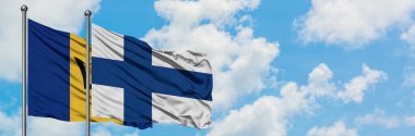 Barbados ve Finlandiya bayrağı birlikte beyaz bulutlu mavi gökyüzüne karşı rüzgarda sallayarak. Diplomasi kavramı, uluslararası ilişkiler.