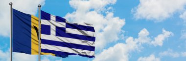 Barbados ve Yunanistan bayrağı birlikte beyaz bulutlu mavi gökyüzüne karşı rüzgarda sallayarak. Diplomasi kavramı, uluslararası ilişkiler.