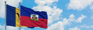 Barbados ve Haiti bayrağı birlikte beyaz bulutlu mavi gökyüzüne karşı rüzgarda sallayarak. Diplomasi kavramı, uluslararası ilişkiler.