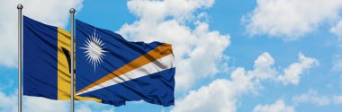 Barbados ve Marshall Adaları bayrağı birlikte beyaz bulutlu mavi gökyüzüne karşı rüzgarda sallayarak. Diplomasi kavramı, uluslararası ilişkiler.