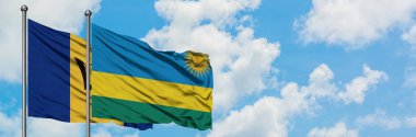 Barbados ve Ruanda bayrağı birlikte beyaz bulutlu mavi gökyüzüne karşı rüzgarda sallayarak. Diplomasi kavramı, uluslararası ilişkiler.